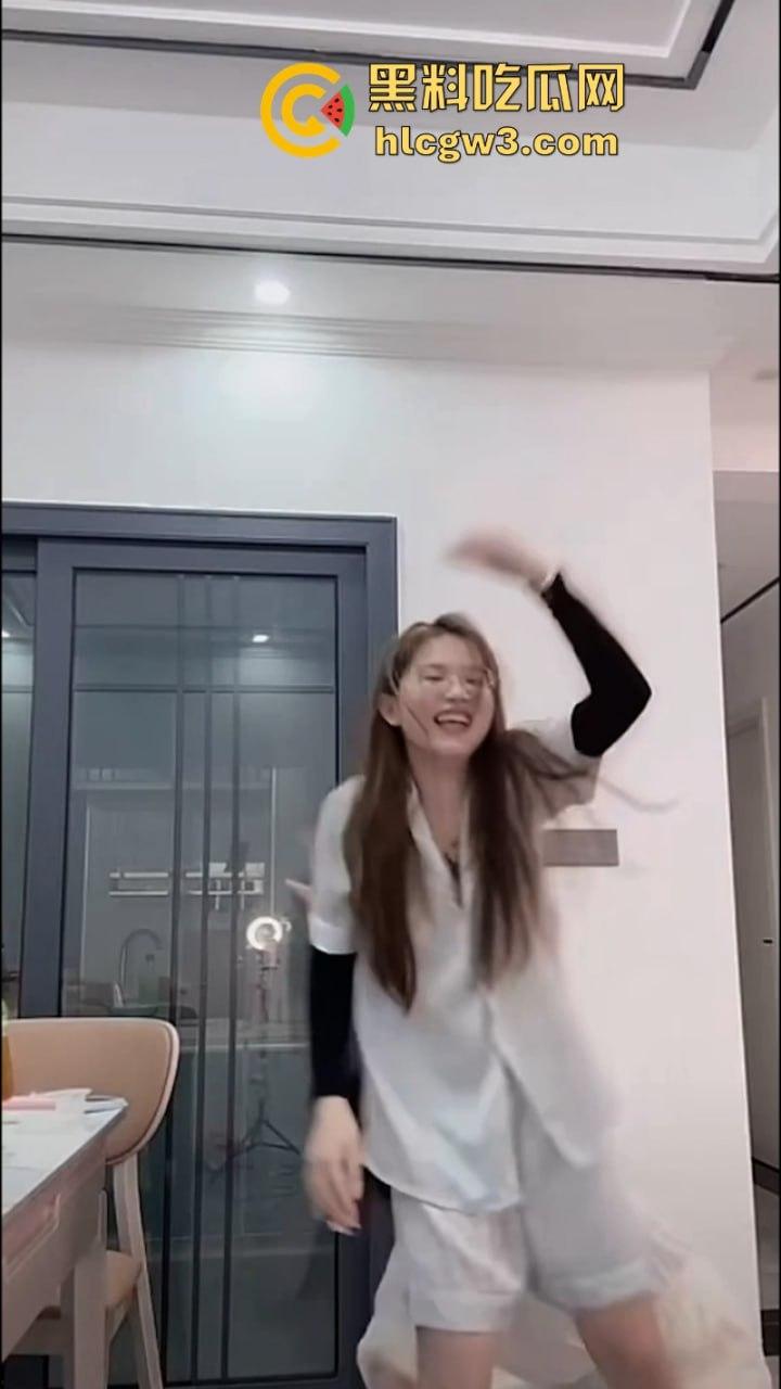 抖音美女主播露点合集 摘下项链让观众看美胸 直播间瞬间爆火-6