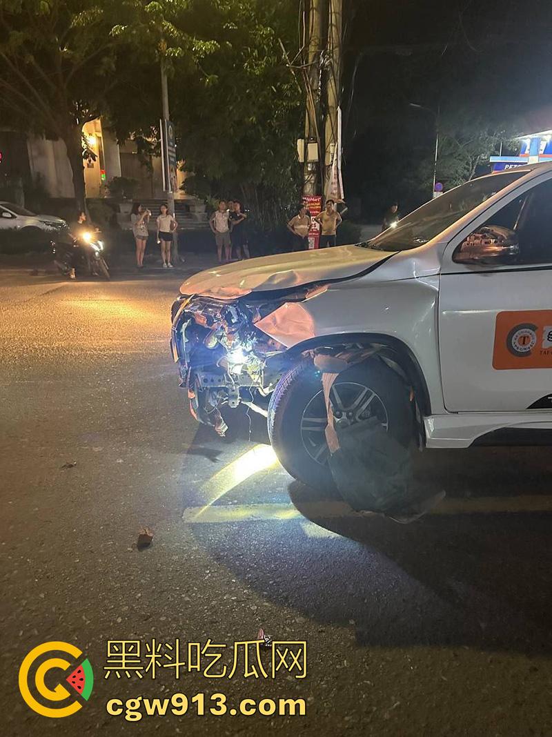 小伙骑摩托车夜晚狂飙，车辆失控撞上对面来车，女友当场飞出死亡，小伙自己全身骨折，看着都疼！