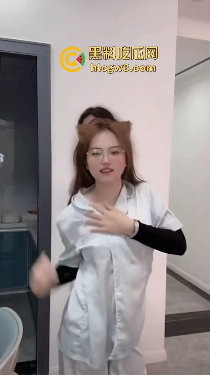 抖音美女主播露点合集 摘下项链让观众看美胸 直播间瞬间爆火-12