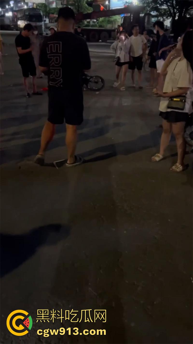 小伙骑摩托车夜晚狂飙，车辆失控撞上对面来车，女友当场飞出死亡，小伙自己全身骨折，看着都疼！-7