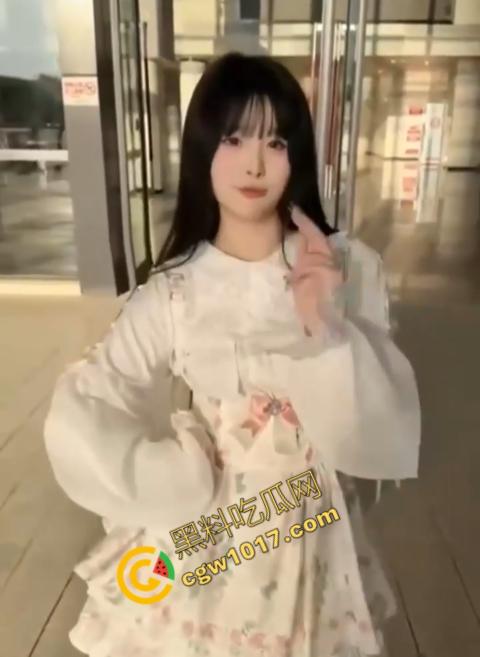 赤裸情侣路灯下野战！小哥疯狂后入，女友淫荡浪叫，惊爆路人眼球，视觉与听觉的双重冲击