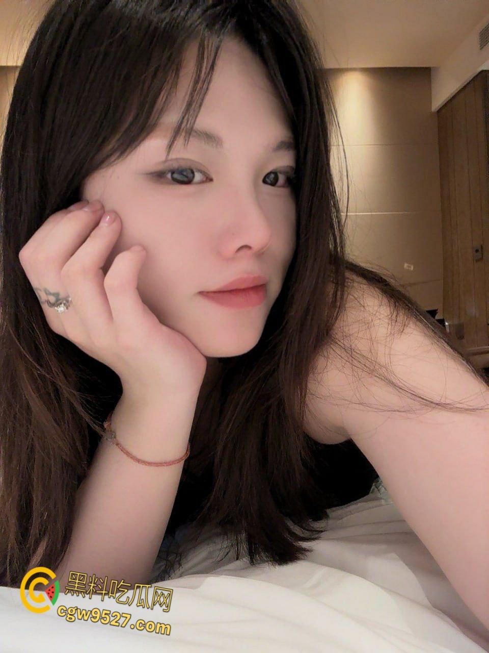 内蒙古少妇【梦飞儿】，老公长期出差，初尝偷情刺激感，略显矜持假装抵抗，被炮友疯狂抽插干的嗷嗷叫 !