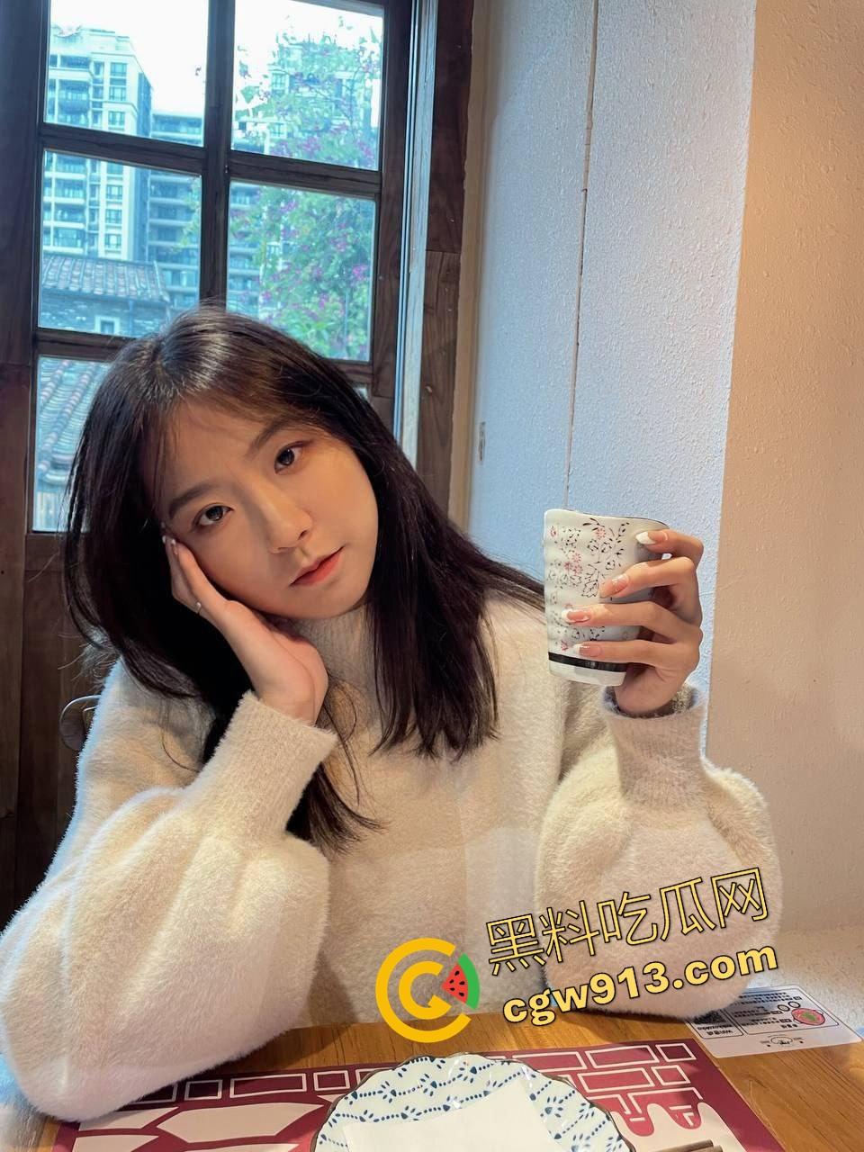 上海戏剧学院【刘雨彤】这骚货也太能装，其实是个爱穿情趣蕾丝内衣的骚逼，挨操挨得眼珠子直翻！