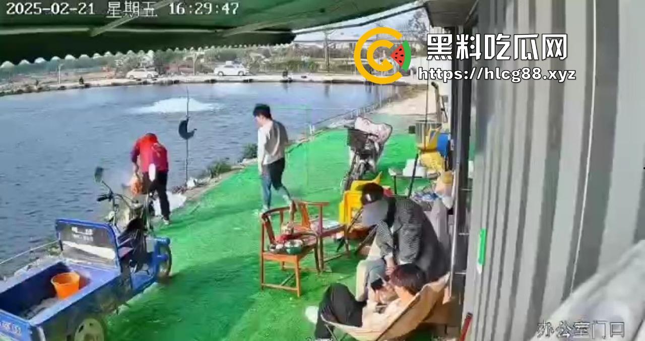 钓鱼妹子被鱼反钓拉下水，上岸哭成泪人，姐妹笑喷翘嘴没钓到把自己钓没了！