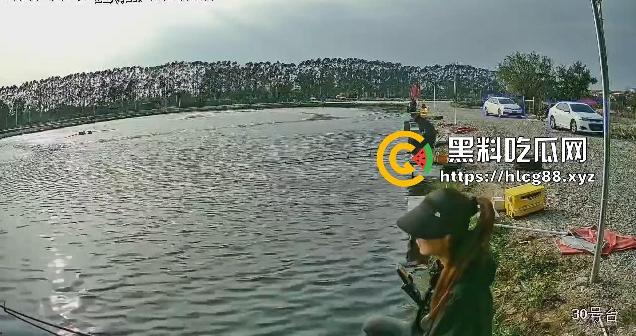 钓鱼妹子被鱼反钓拉下水，上岸哭成泪人，姐妹笑喷翘嘴没钓到把自己钓没了！-6