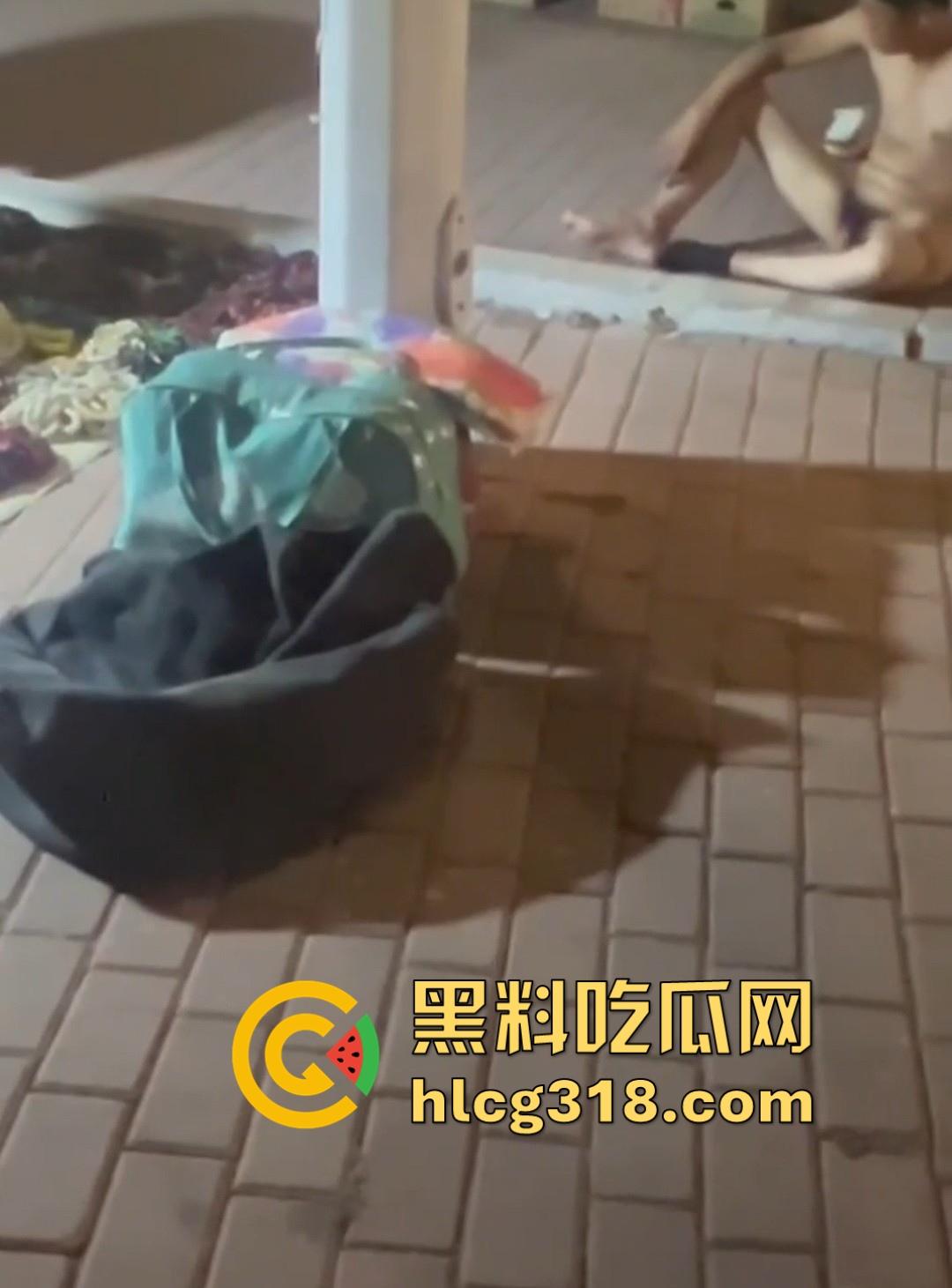 青岛黄岛深夜街头惊现裸男！夜市街区全裸打滚，貌似是喝酒导致的，这哥们儿醉态百出！-2