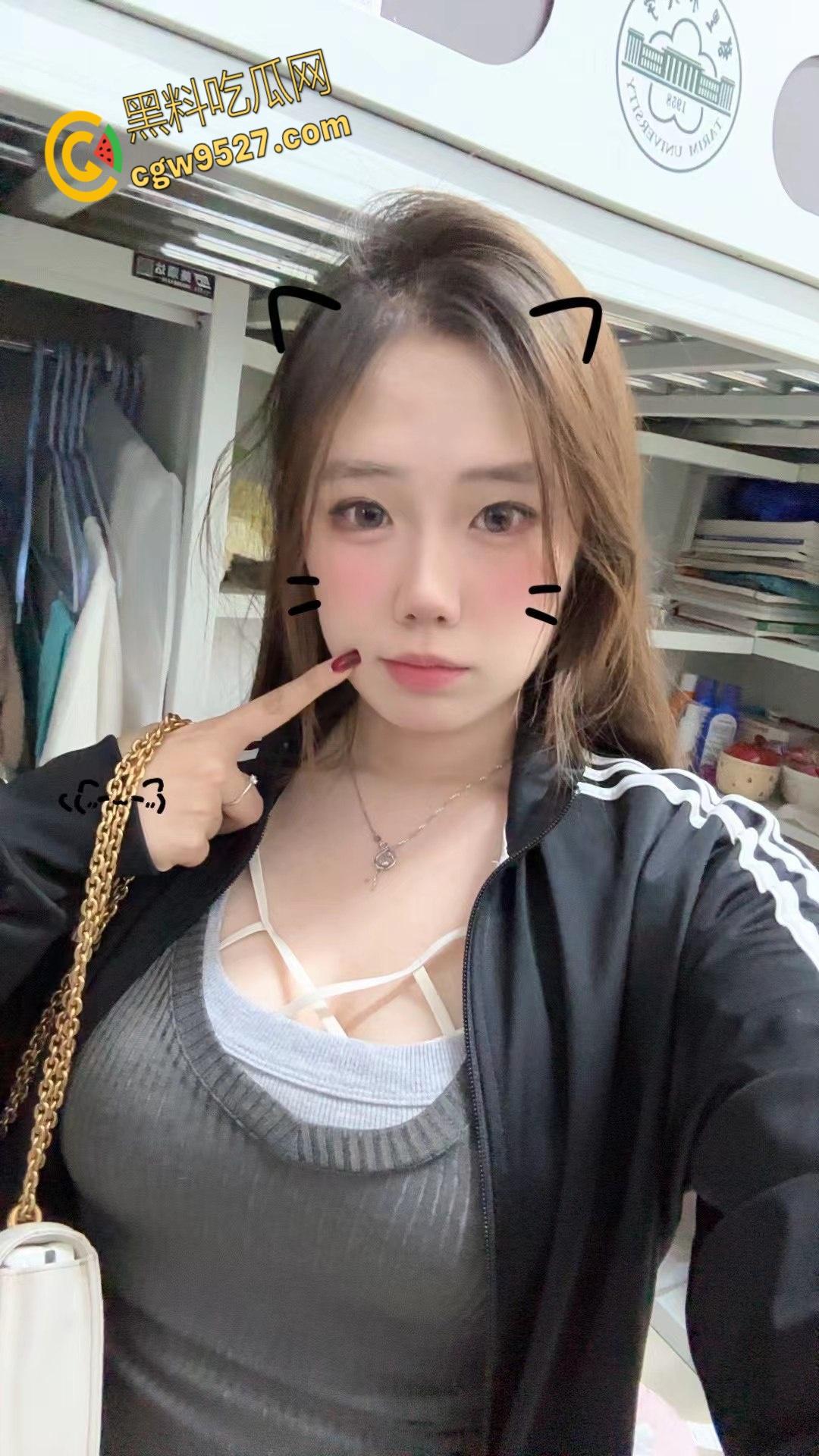 河北金贸大学清纯学生妹【梁婧雯】，情侣真实自拍流出！情趣内衣勾勒火辣身材，大胆展示美乳粉穴！