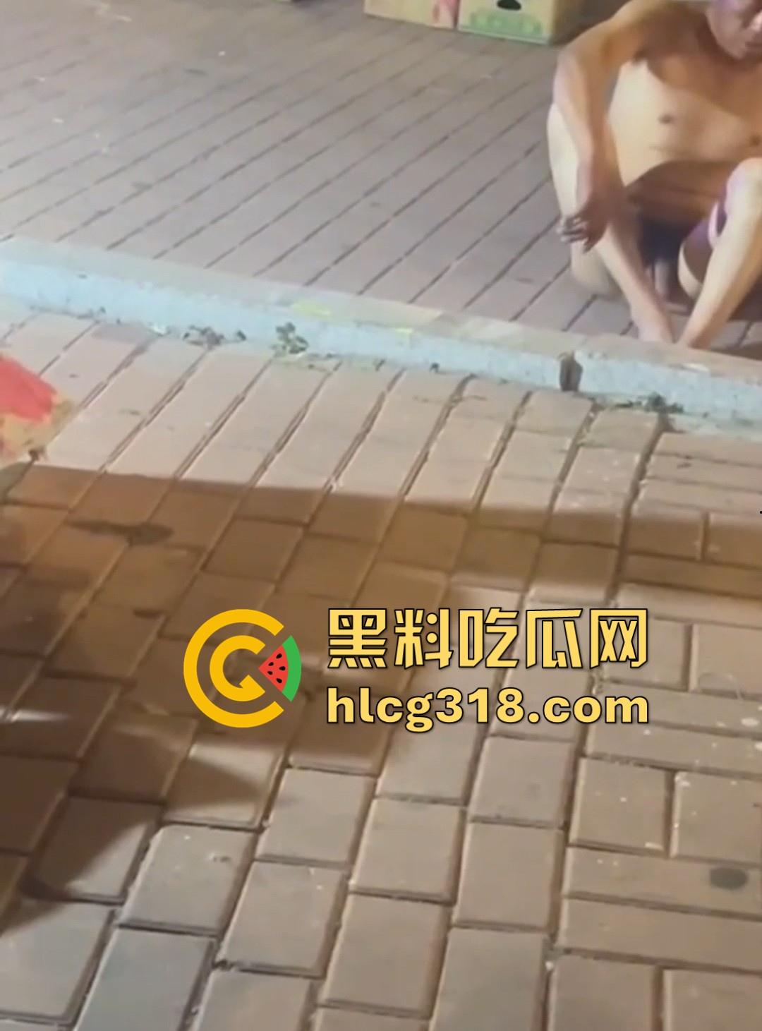 青岛黄岛深夜街头惊现裸男！夜市街区全裸打滚，貌似是喝酒导致的，这哥们儿醉态百出！-3