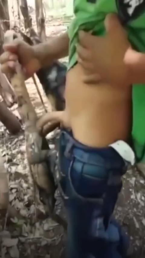 印度阿三享受变态玩乐:鸡巴爆操蜥蜴嫩穴,直到精液喷涌,炫耀异样快感,震撼画面引无数网民围观-9