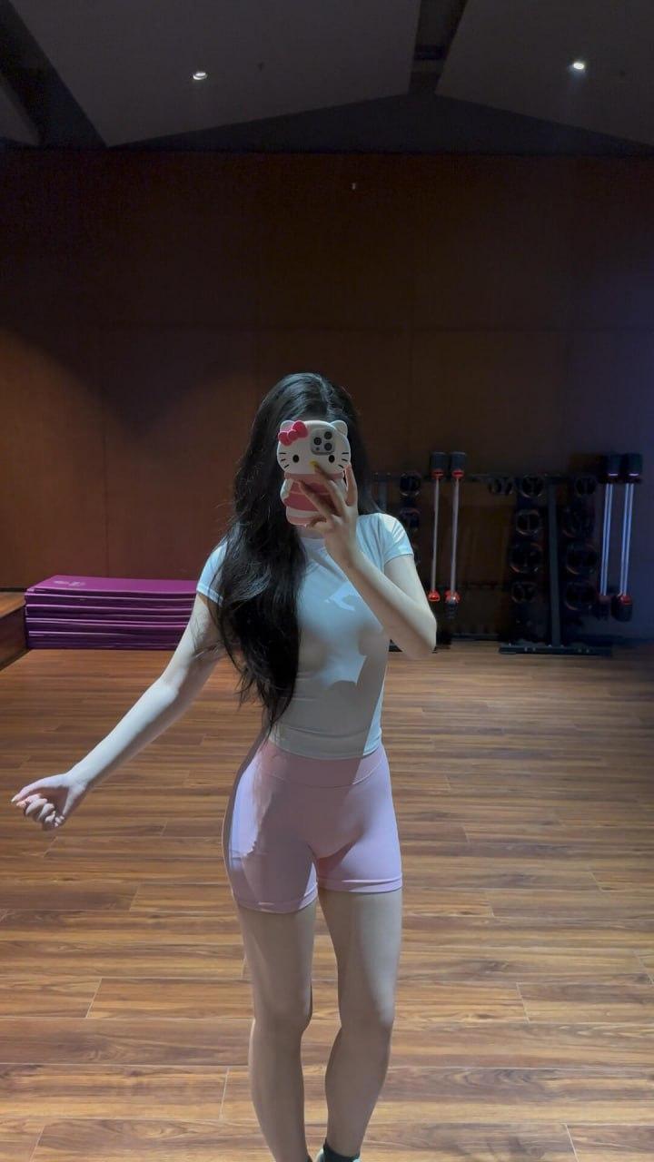 不是哥们怎么不早说啊!早说容易得吃我就早去干私教去了,天天有瑜伽裤操那不得爽死!-3