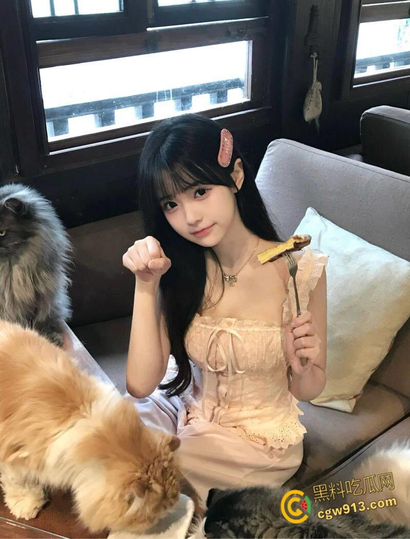 帮妹妹户外拍写真，性感皮裙大长腿，骚穴在肉丝下若隐若现，主动跪地口交，后入爆操激情内射 ！