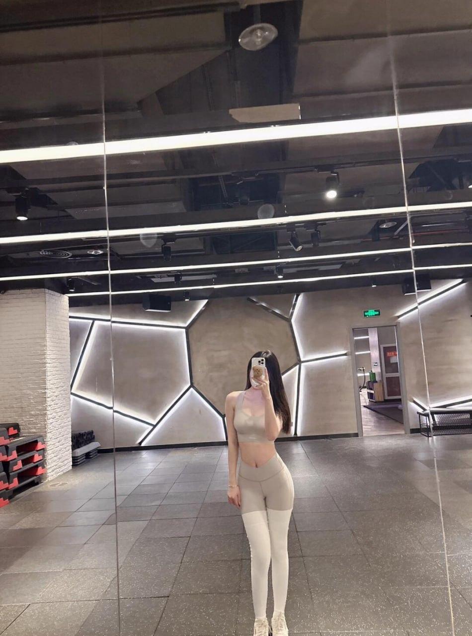 不是哥们怎么不早说啊!早说容易得吃我就早去干私教去了,天天有瑜伽裤操那不得爽死!-5