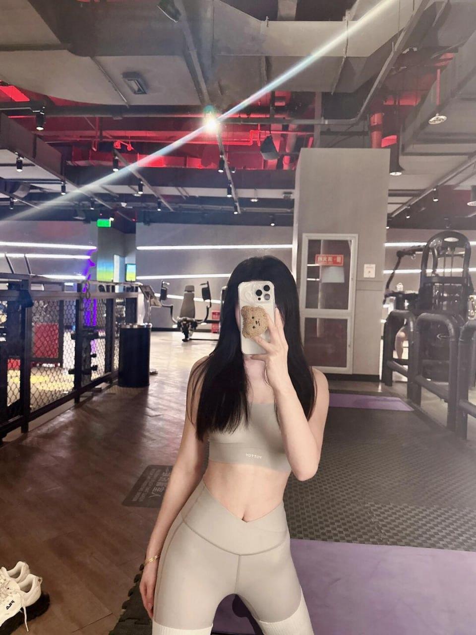 不是哥们怎么不早说啊!早说容易得吃我就早去干私教去了,天天有瑜伽裤操那不得爽死!-6