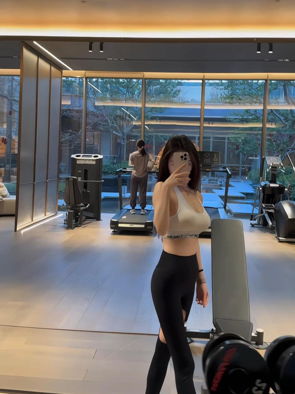 不是哥们怎么不早说啊!早说容易得吃我就早去干私教去了,天天有瑜伽裤操那不得爽死!-9