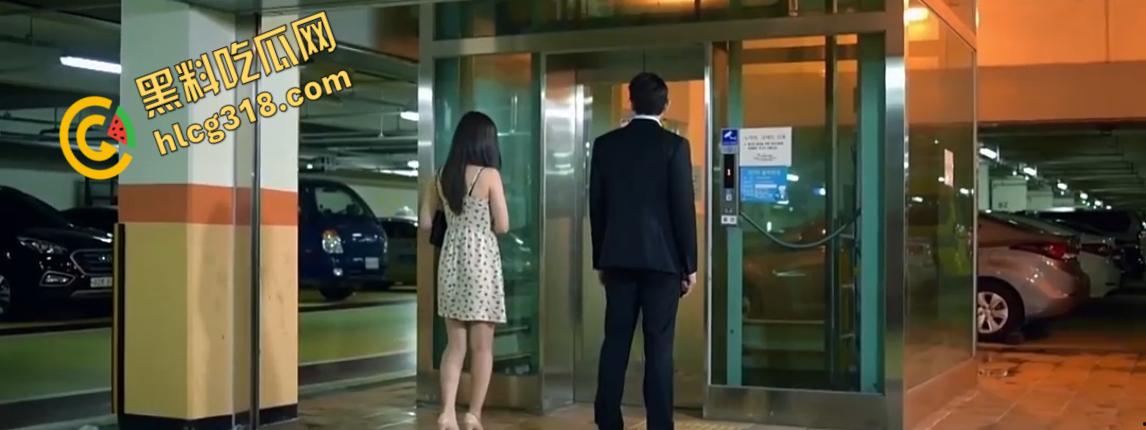 韩国三级《偷窥的欲望》，美乳少妇窗前脱衣自摸，勾得偷窥哥冲门猛干，强推人妻淫水四溅 ！