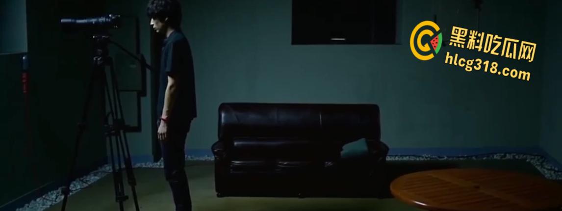 韩国三级《偷窥的欲望》，美乳少妇窗前脱衣自摸，勾得偷窥哥冲门猛干，强推人妻淫水四溅 ！-6