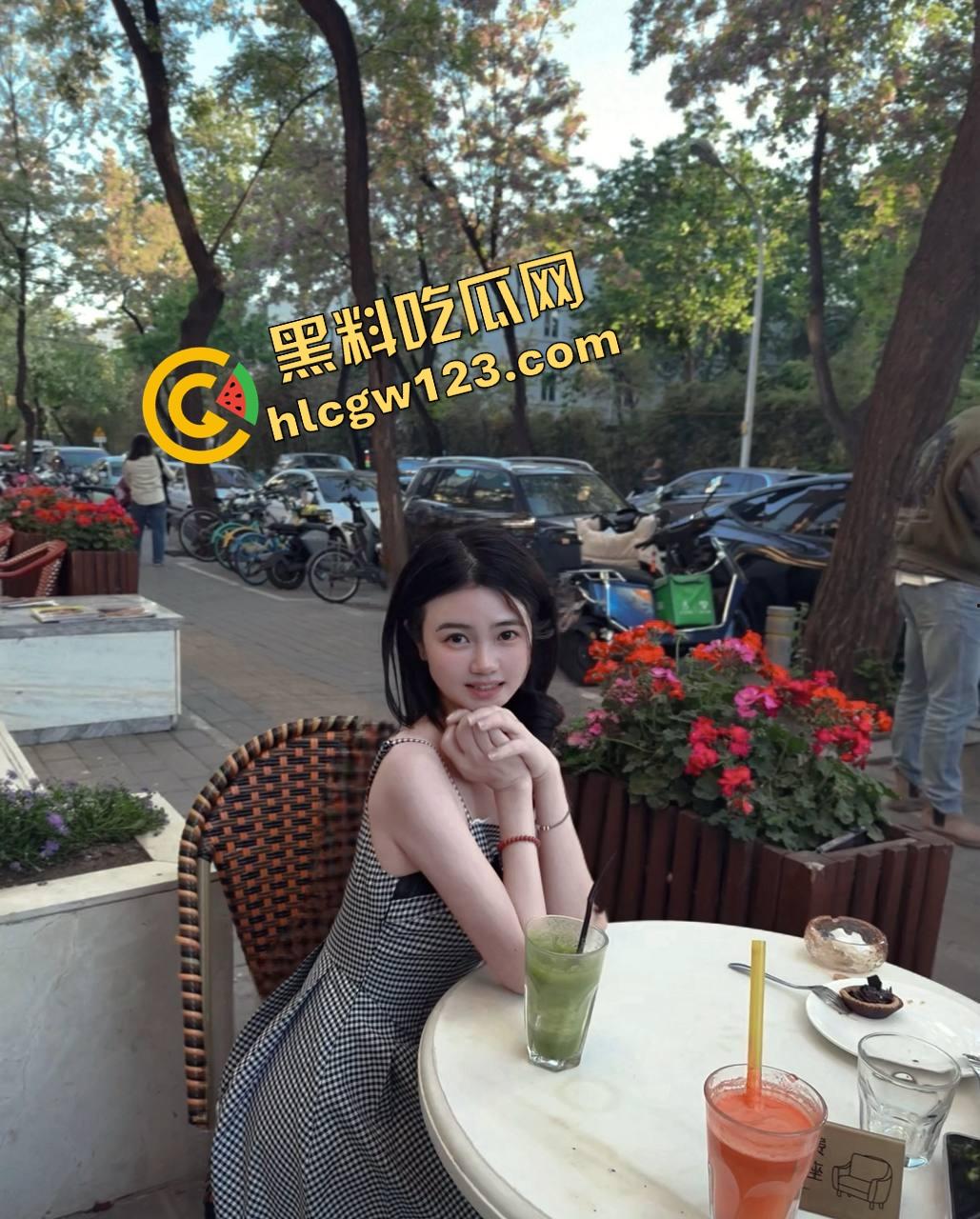 酒桌没吃饱，厕所把心心念念的同事吃了，聚餐喝高趁她上厕所，直接锁门顶在洗手池上狠操！