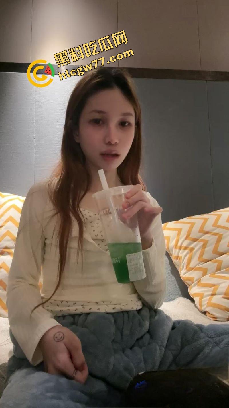 清纯白虎美女 酒店寂寞难耐直播自慰 张开修长黑丝美腿 双指熟练的猛扣骚穴 表情十分淫骚！-4