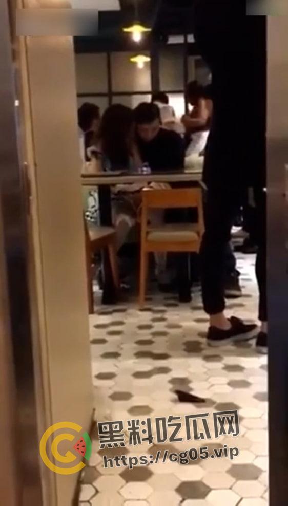 香港 LFC 茶楼内男子和喝醉的cos女孩当着警擦面抠逼 热吻