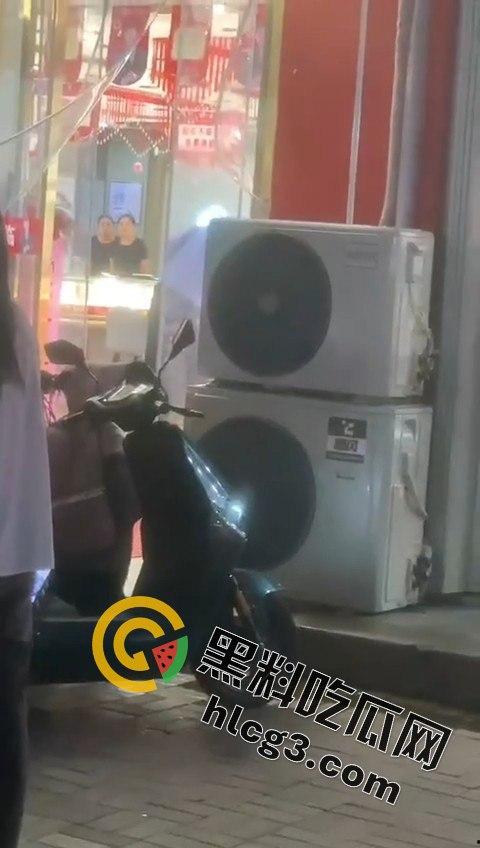 山东青岛周六福金店惊险抢劫案!十分钟内特警到场,这年头还有人敢动金店?-8