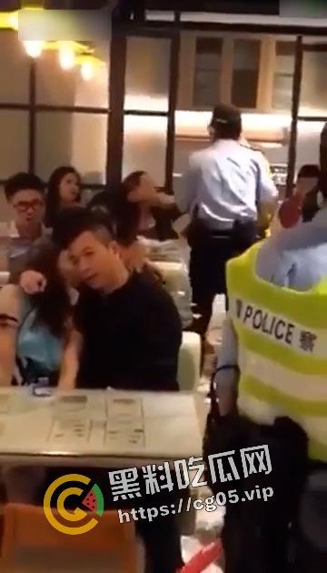 香港 LFC 茶楼内男子和喝醉的cos女孩当着警擦面抠逼 热吻-5