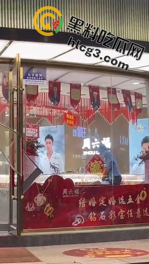 山东青岛周六福金店惊险抢劫案!十分钟内特警到场,这年头还有人敢动金店?-9