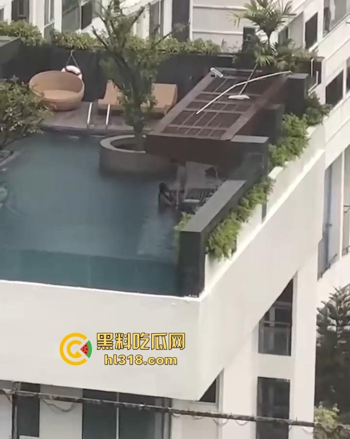 激情小情侣空中泳池激情啪啪被偷拍,泳池极限后入,口交深喉,公共场合大胆做爱,激情满满!-6