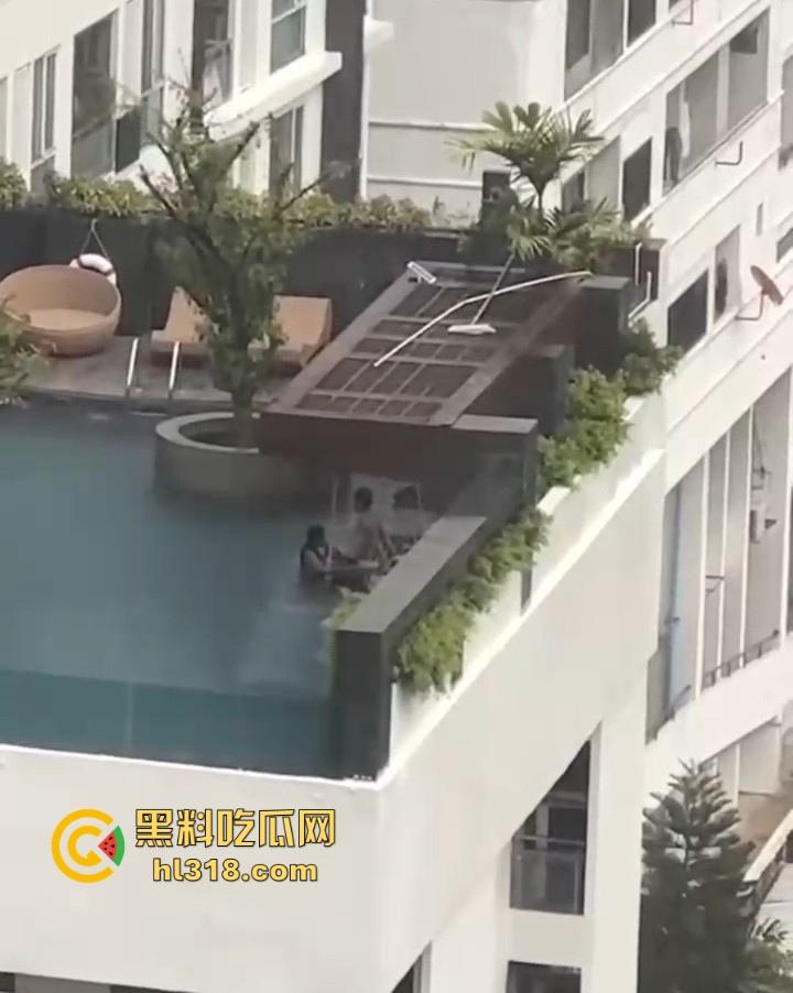 激情小情侣空中泳池激情啪啪被偷拍,泳池极限后入,口交深喉,公共场合大胆做爱,激情满满!-8