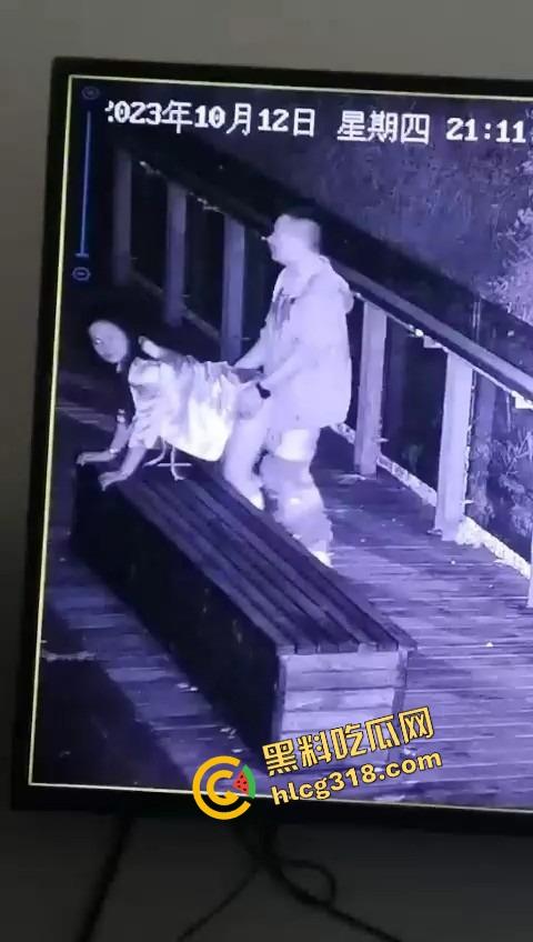 杭州公园长椅野战全程被监控拍下,两人全程激烈拉伸还换姿势,保安看回放笑抽了,上夜班果然有福利!-2