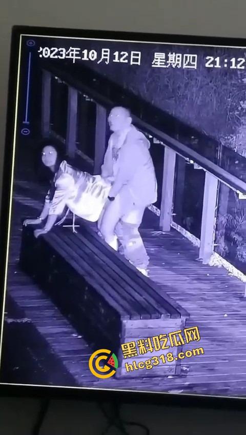 杭州公园长椅野战全程被监控拍下,两人全程激烈拉伸还换姿势,保安看回放笑抽了,上夜班果然有福利!-3