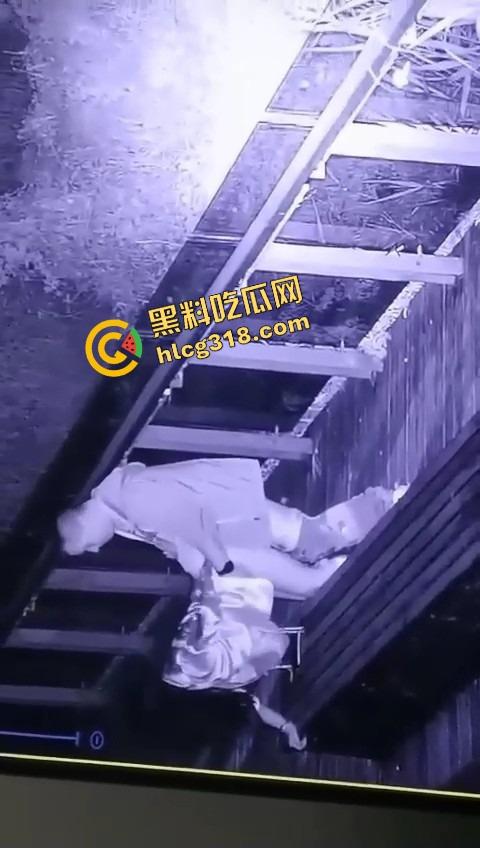 杭州公园长椅野战全程被监控拍下,两人全程激烈拉伸还换姿势,保安看回放笑抽了,上夜班果然有福利!-4