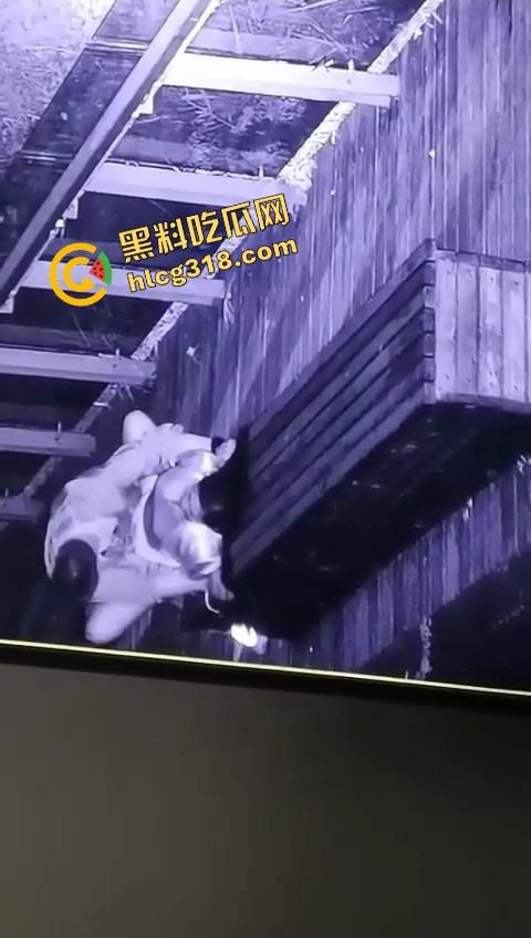 杭州公园长椅野战全程被监控拍下,两人全程激烈拉伸还换姿势,保安看回放笑抽了,上夜班果然有福利!-5