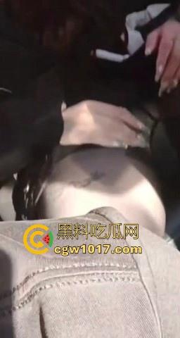 滴滴司机接单2个醉酒的妹子直扑酒店开房，迷迷糊糊状态下双飞深喉，只恨当时的自己没长两个鸡吧！-2