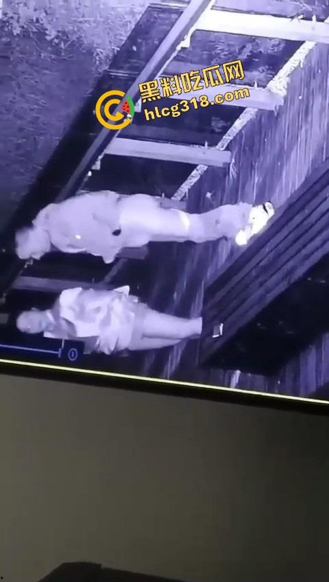 杭州公园长椅野战全程被监控拍下,两人全程激烈拉伸还换姿势,保安看回放笑抽了,上夜班果然有福利!-7