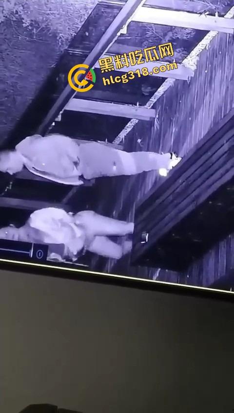 杭州公园长椅野战全程被监控拍下,两人全程激烈拉伸还换姿势,保安看回放笑抽了,上夜班果然有福利!-8