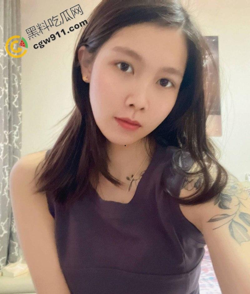 陕西魅惑艳妻【钟玲】婚纱照下纵情欢愉，与炮友裸聊，极品美乳翘臀，丰满胴体挑逗众生