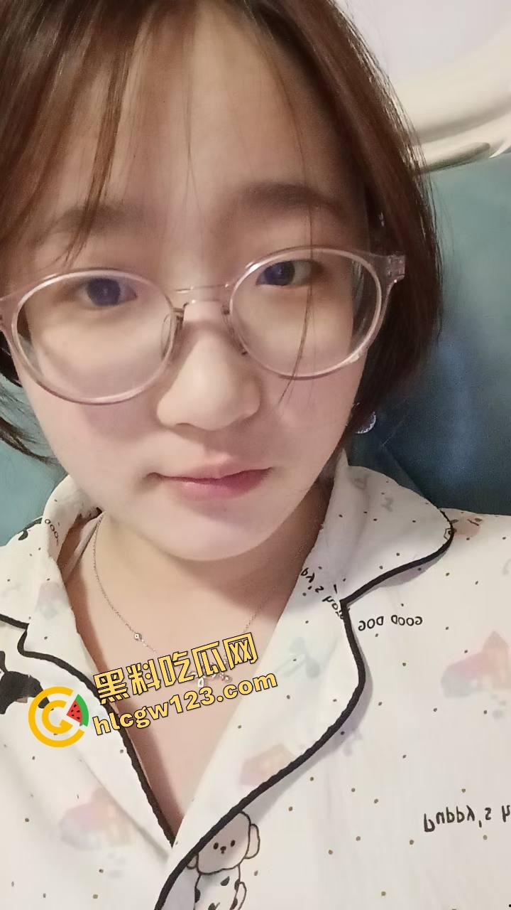 工地佬实拍投稿，简陋铁皮棚里实战啪啪，全程无隔音，骚女微露脸叫到外头都听见，虽不完美但骚得真实！