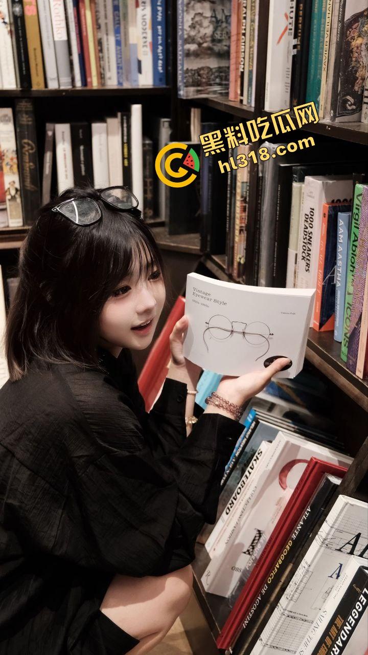 酒吧捡回黑丝精,开房就上攻速buff,奶子操就晃得鸡巴心肝乱颤,开房体验直接封神!-5