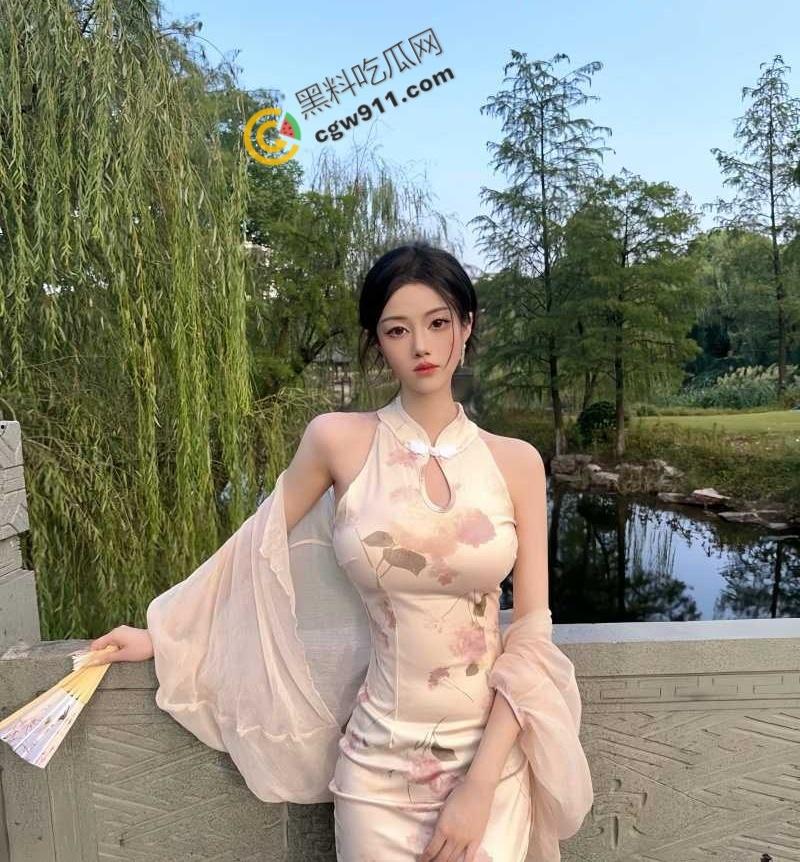 杭州高冷名媛【邢雨涵】人前优雅端人后淫乱，被前男友带去3P，丝袜碎裂，两猛男轮番享受她嫩穴，淫靡至极