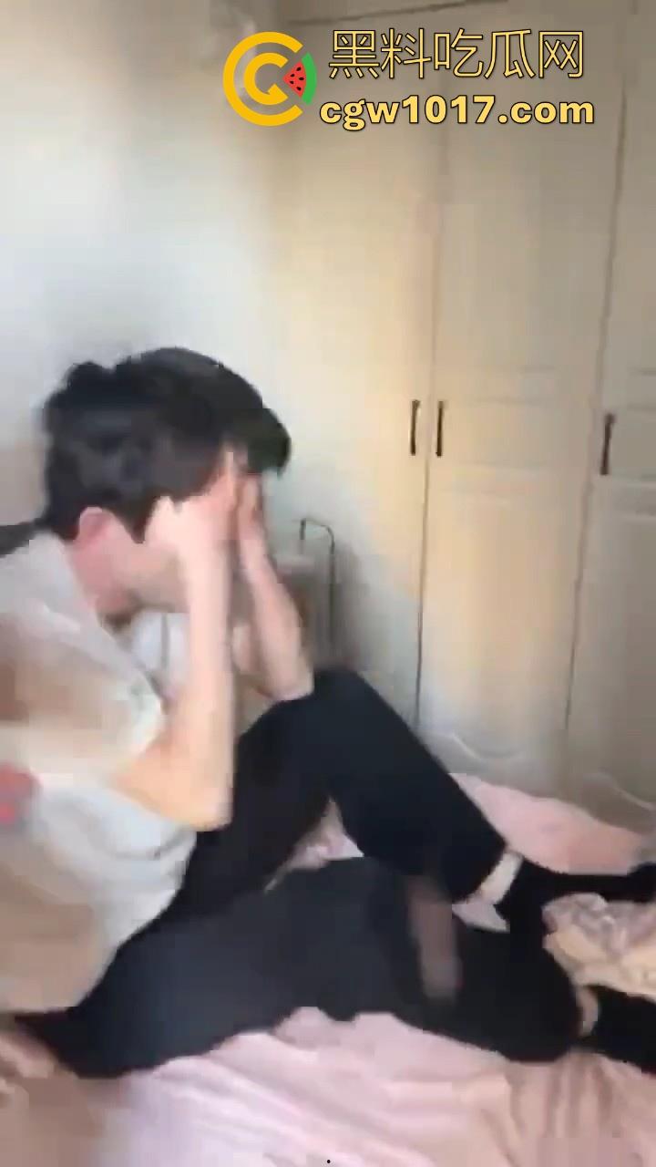 精神小伙上门捉奸！正准备脱裤子开操就遭正牌男友当场捉个正着，拳打脚踢还用菜刀架脖子上！逼没操到被打了一顿！-3