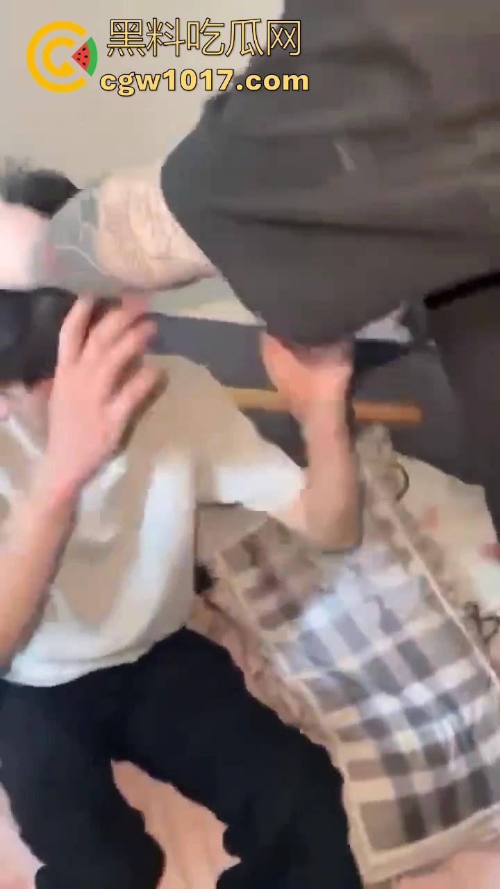 精神小伙上门捉奸！正准备脱裤子开操就遭正牌男友当场捉个正着，拳打脚踢还用菜刀架脖子上！逼没操到被打了一顿！-4