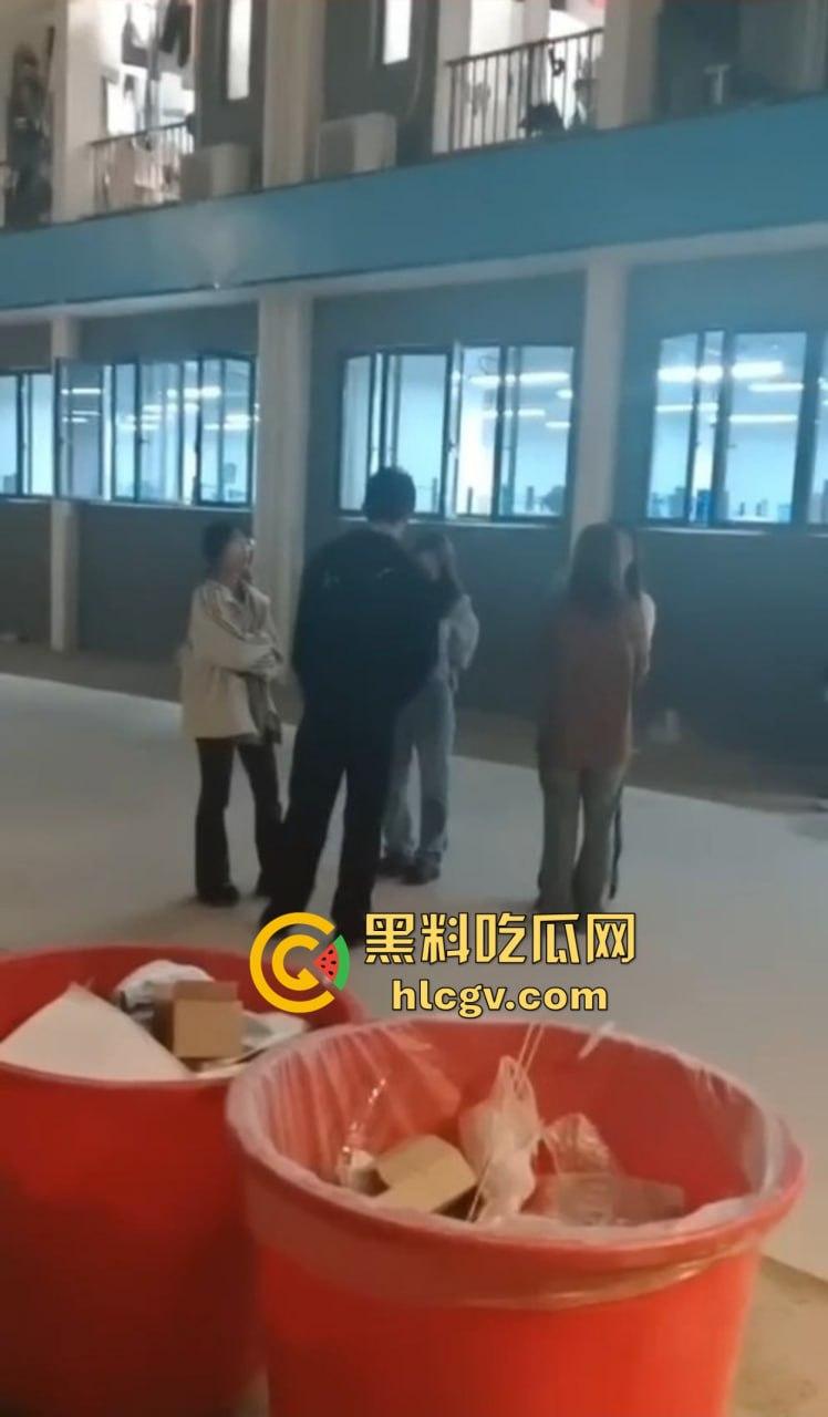 福建师大时间管理大师翻车现场！四个女友堵宿舍楼下排队算账，男生跪地求饶吓成孙子！-8