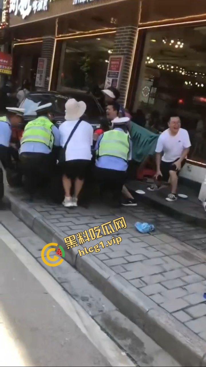 桂林阳朔十字街 黑车轿车失控 冲撞行人 造成3人受伤!-5