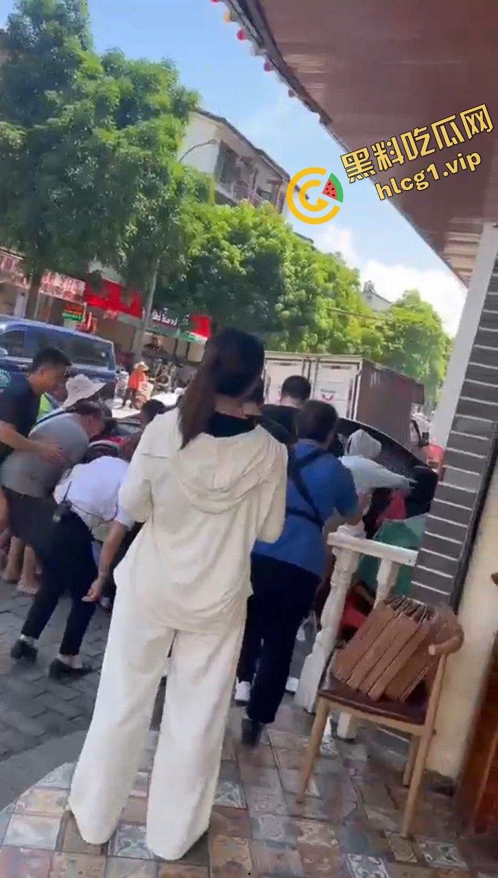 桂林阳朔十字街 黑车轿车失控 冲撞行人 造成3人受伤!-8