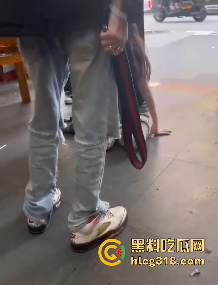 为当网红无下限低俗直播！皮带鞭打屁股 拖鞋拍胸 甚至裸体跳粪池，真是花样百出，想红想疯了！