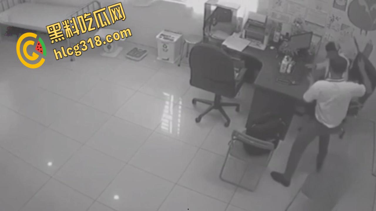 医院办公室医生双刀砍同事,鲜血喷溅刀刀致命,残酷场面血腥至极,这是有多大的仇 !-3