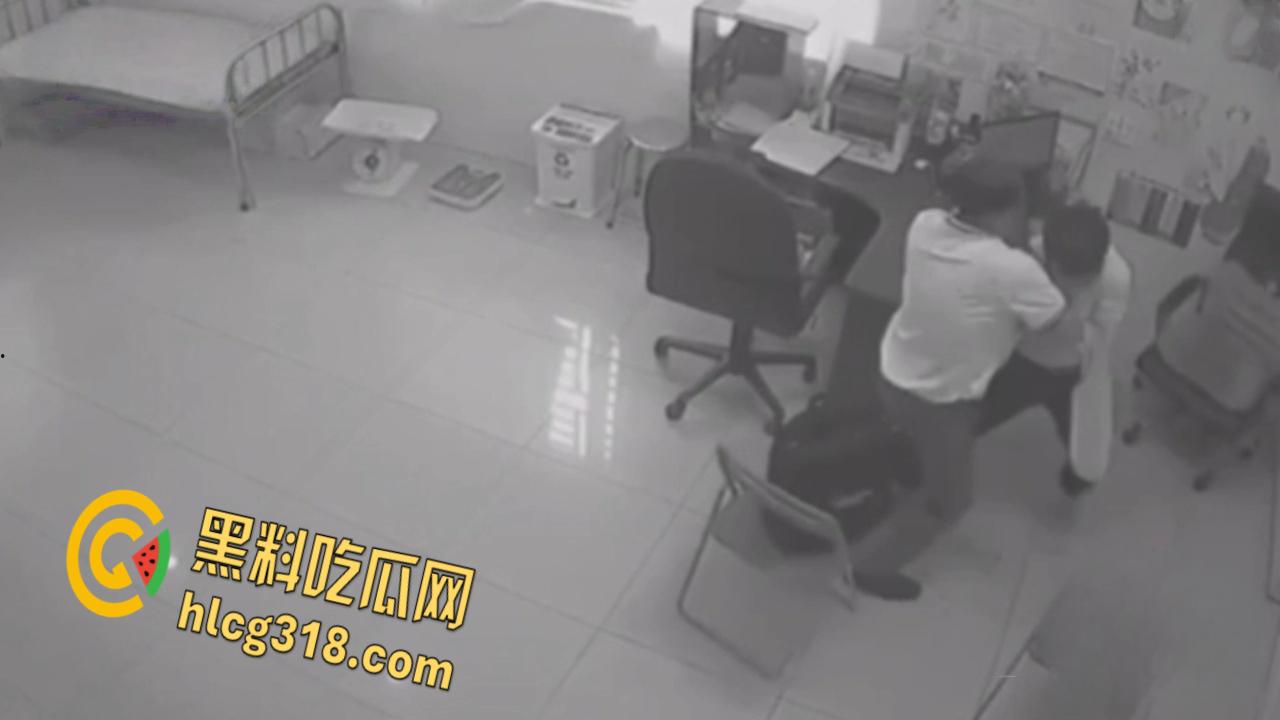 医院办公室医生双刀砍同事,鲜血喷溅刀刀致命,残酷场面血腥至极,这是有多大的仇 !-4