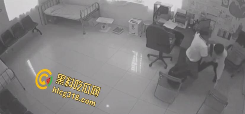 医院办公室医生双刀砍同事,鲜血喷溅刀刀致命,残酷场面血腥至极,这是有多大的仇 !-5