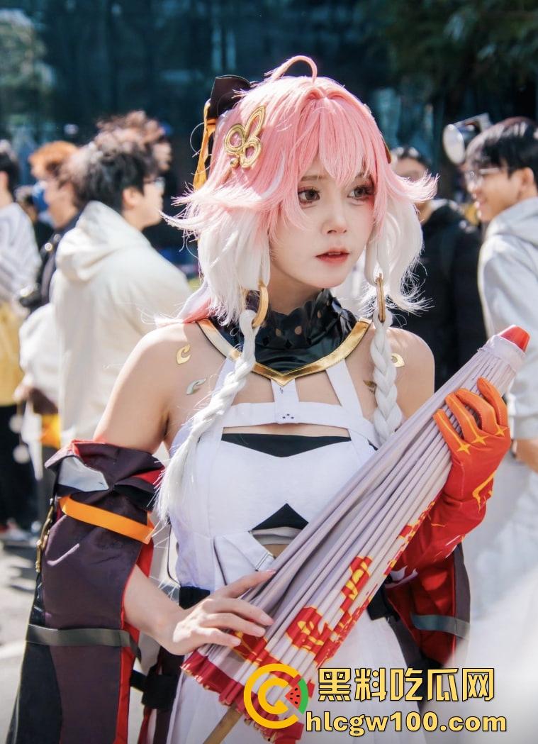 大城市漫展就是狠 不是内场去不起而是外场更有性价比 妹子敢脱不怕冷 锁骨短裙大腿全都露衣服越少越专业！