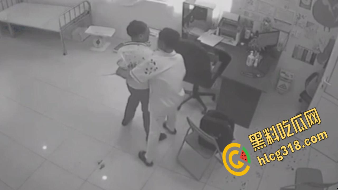 医院办公室医生双刀砍同事,鲜血喷溅刀刀致命,残酷场面血腥至极,这是有多大的仇 !-7